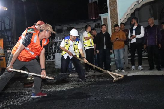 Hari Pertama Pasca Dilantik, Wawako Tinjau Perbaikan Jalan Rusak di Pekanbaru