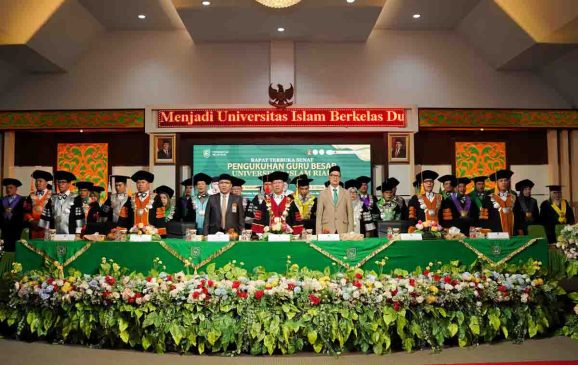 UIR Kukuhkan Dua Guru Besar Baru