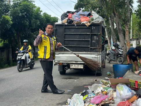 Wawako Pekanbaru Turun Tangan Bersihkan Sampah di Jalan