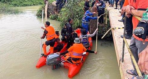 Truk Terjun ke Sungai Segati, 4 Tewas dan 11 Masih Hilang