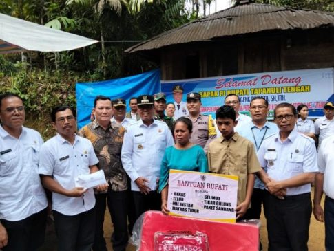 Pj Bupati Tapteng Bantu Warga yang Rumahnya Roboh