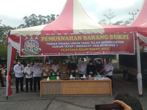 Kejari Rohul Musnahkan Barang Bukti  Tindak Pidana Umum