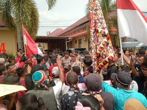 Aksi Damai di Polres Tapteng, Aliansi Gabungan Ormas Tuntut Keadilan untuk Famoni Gulo