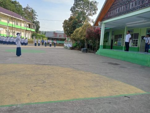 Kepsek MTSN 11 Batipuh Tanah Datar Diduga Wajibkan Iuran Pembelian Seragam Siswa Baru kepada Guru