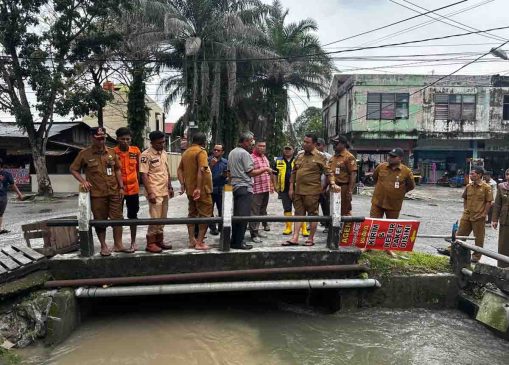 Wawako Pekanbaru Tinjau Lokasi Banjir, Pastikan Penanganan Optimal