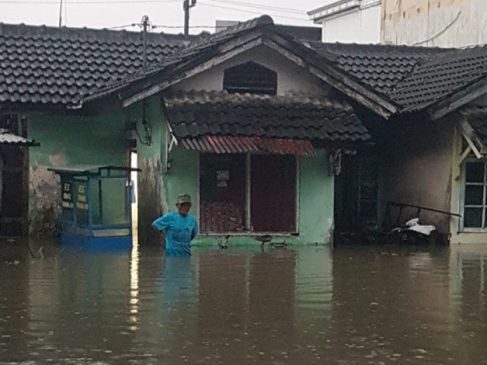 Simpang Arengka dan Perumahan Sidomulyo Tergenang Banjir, Air Mencapai Pinggang