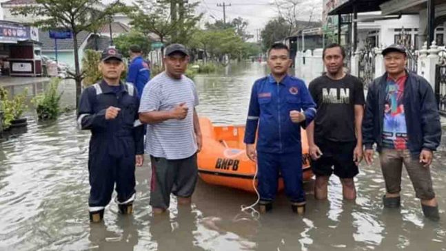 BPBD Pekanbaru Kerahkan Perahu Karet untuk Bantu Warga Terdampak Banjir