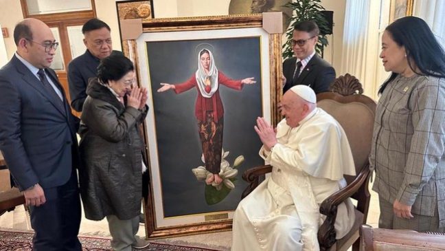 Megawati Beri Lukisan Bunda Maria Berkebaya ke Paus Fransiskus