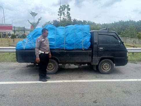 Aksi Berbahaya, Polisi Cegat Pengendara Pikap Bermuatan Durian yang Lawan Arus di Tol Permai