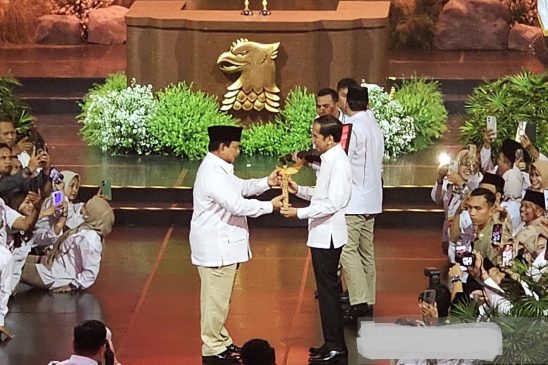 Sebagai Bentuk Persahabatan, Prabowo Beri Keris ke Jokowi