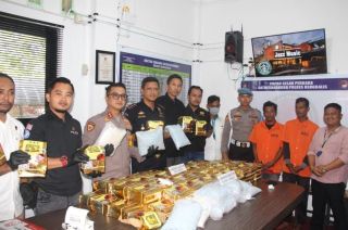 Polisi Kejar Kurir 90 Kg Sabu di Selat Malaka
