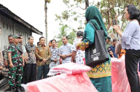 Gerak Cepat, Asmar Kunjungi dan Serahkan Bantuan Korban Kebakaran Rumah di Selatpanjang