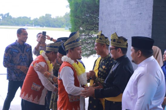 Tiba di Bandara SSK II, Walikota Pekanbaru dan Wakil Walikota Pekanbaru Disambut LAMR