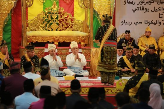 Masyarakat Riau Saksikan Prosesi Adat Tepuk Tepung Tawar Gubernur dan Wagubri