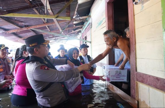 Bagikan Bantuan kepada Warga, Kapolda Riau Kunjungi Lokasi Banjir di Meranti Pandak