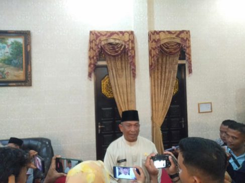 Masyarakat Sambut Hangat Bupati dan Wakil Bupati Rohul Sepulang dari Retret