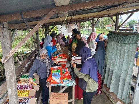 Perawat Gabungan Kota Pekanbaru Kunjungi Warga Korban Banjir di Palas