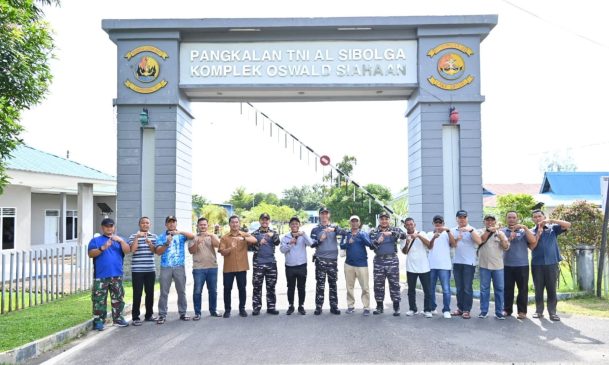 Bupati Tapteng Bersama Danlanal Sibolga Tinjau Lokasi Pembangunan Pos Pantau di Pulau Mursala