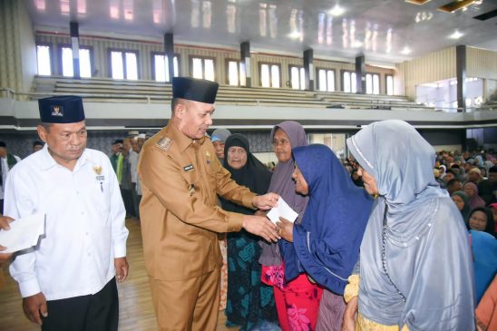 Wabup Tapteng Salurkan Zakat ASN ke Fakir Miskin dan Mahasiswa