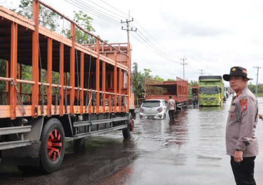 Banjir di Jalintim KM 83 Pelalawan Mencapai Setengah Meter