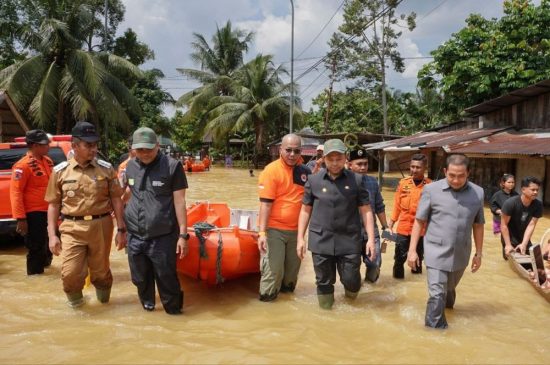 Gubernur Riau Abdul Wahid Gerak Cepat Bantu Korban Banjir di Kampar