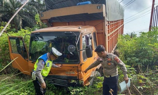 Akibat Rem Blong di Jalan Banjir, Truk Fuso Tabrak Innova di Pelalawan