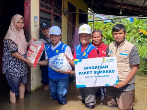 PLN Salurkan Bantuan Sembako kepada Korban Banjir di Rumbai