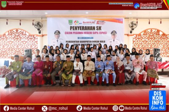 Bupati Rohul Serahkan SK CPNS Pemkab Rohul TA 2024