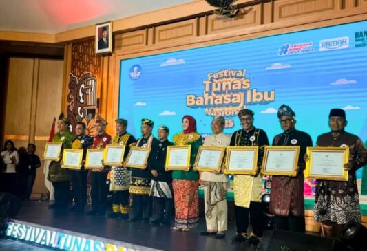 Walikota Sungai Penuh Terima Penghargaan Ajang FBIN atas Kontribusi Pelestarian Bahasa dan Budaya Lokal