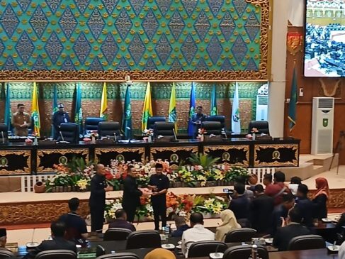 Pansus DPRD Riau Sampaikan Laporan Hasil Pembahasan LKPJ di Rapat Paripurna