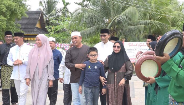 Tiba di Inhil, Bupati Herman dan Wabup Yuliantini Disambut Adat Melayu dan Doa Restu