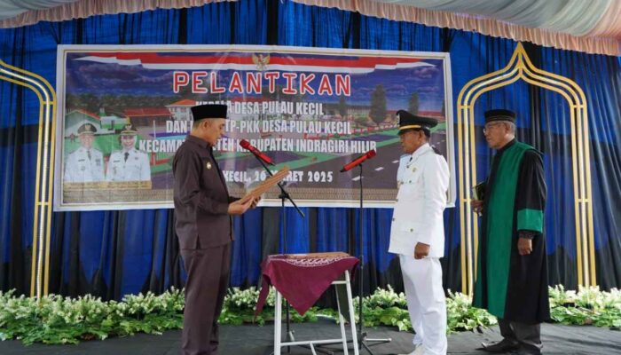 Bupati Inhil Lantik Kades Pulau Kecil, Dorong Sinergi Program Nasional di Tingkat Desa