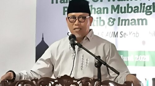 Sekretaris Daerah (Sekda) Kabupaten Inhil, H. Tantawi Jauhari, membuka pelatihan Training of Trainer (ToT) bagi mubaligh, khatib, dan imam Muhammadiyah se-Kabupaten Inhil, Minggu (8/6/2025) di Masjid Taqwa Muhammadiyah, Jalan RA Kartini, Tembilahan.F-Erwin Gultom