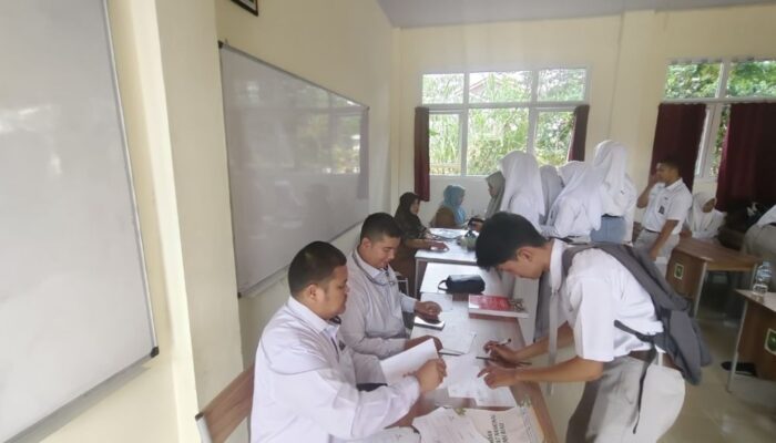 Baznas Riau Salurkan Zakat Pendidikan untuk 51 Siswa di SMA Negeri 18 Pekanbaru