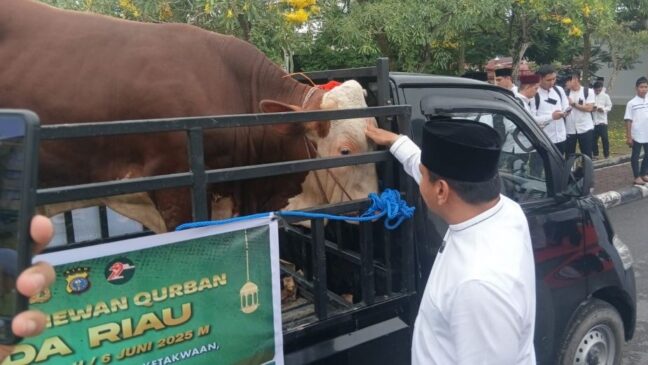 Kapolda Riau Lepas Pengiriman Ratusan Hewan Kurban