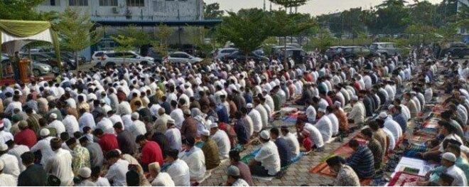 Wako Pekanbaru Shalat Ied Idul Adha di Lapangan Baterai B