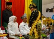 Bupati Inhil bersama wakil Bupati serta Gubernur Riau dan kepala daerah se-provinsi riau hadir mengenakan pakaian Melayu berwarna putih.