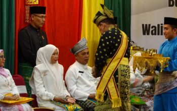 Bupati Inhil bersama wakil Bupati serta Gubernur Riau dan kepala daerah se-provinsi riau hadir mengenakan pakaian Melayu berwarna putih.