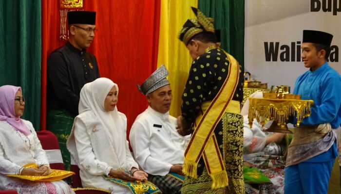 Tepuk Tepung Tawar untuk Bupati Inhil H. Herman dan Wabup Yuliantini
