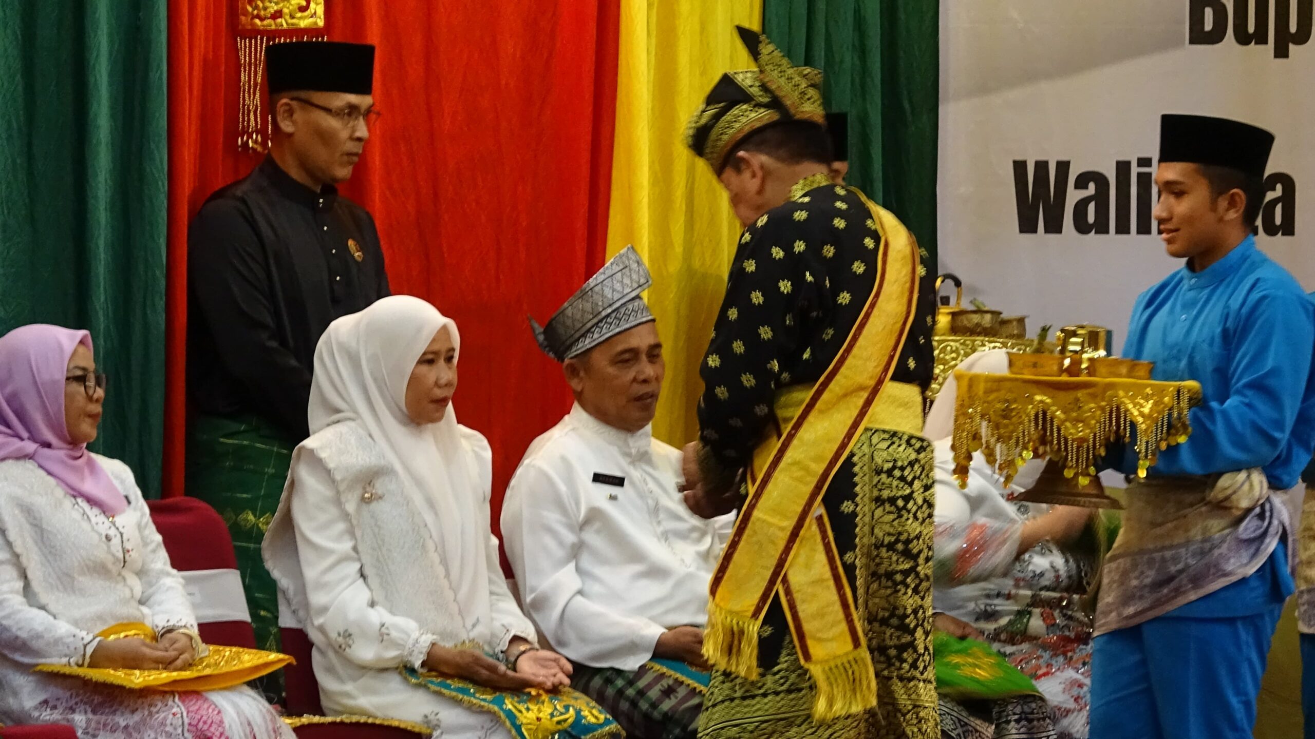 Bupati Inhil bersama wakil Bupati serta Gubernur Riau dan kepala daerah se-provinsi riau hadir mengenakan pakaian Melayu berwarna putih.