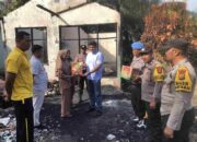 Jajaran Polsek Rengat Barat Serahkan Bantuan Kepada Warga Korban Kebakaran Rumah