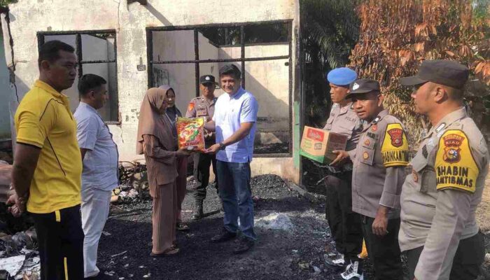 Jajaran Polsek Rengat Barat Serahkan Bantuan Kepada Warga Korban Kebakaran Rumah