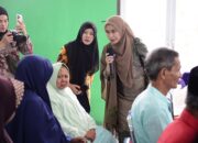 Momen Hangat Henny Wahid Bersama Lansia: Canda Tawa Seputar Warna Favorit hingga Bakso
