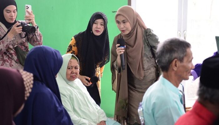 Momen Hangat Henny Wahid Bersama Lansia: Canda Tawa Seputar Warna Favorit hingga Bakso