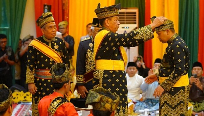 Resmi Sandang Gelar Datuk Seri Setia Amanah, Gubernur Riau Abdul Wahid Jadi Payung Panji Adat Melayu