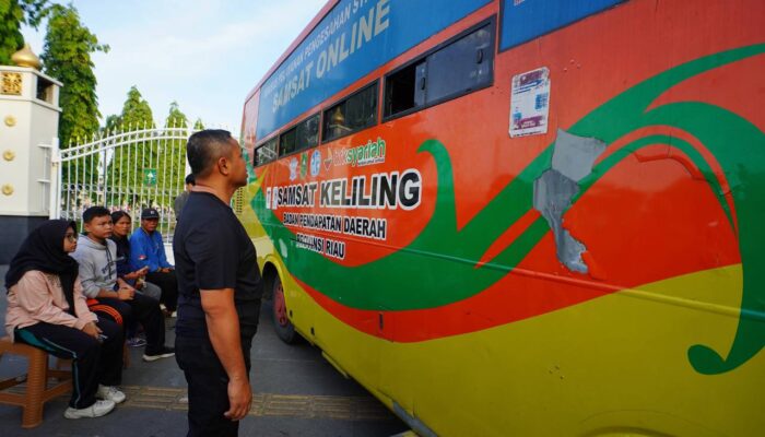 Sambil Olahraga, Gubernur Riau Wahid Pantau Langsung Pelayanan Samsat Keliling di CFD