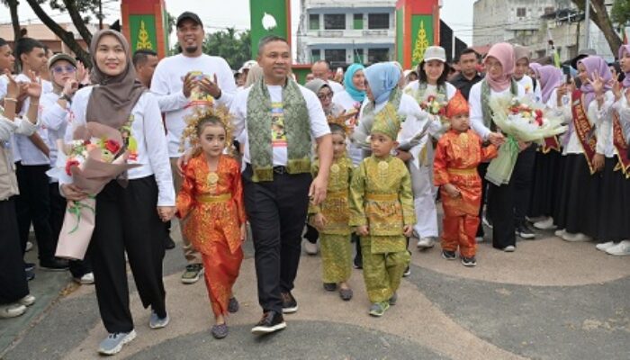Hangat dan Penuh Tawa, Gubri Abdul Wahid Ajak Anak-Anak Rengat Rayakan HAN ke-41 dengan Permainan Tradisional