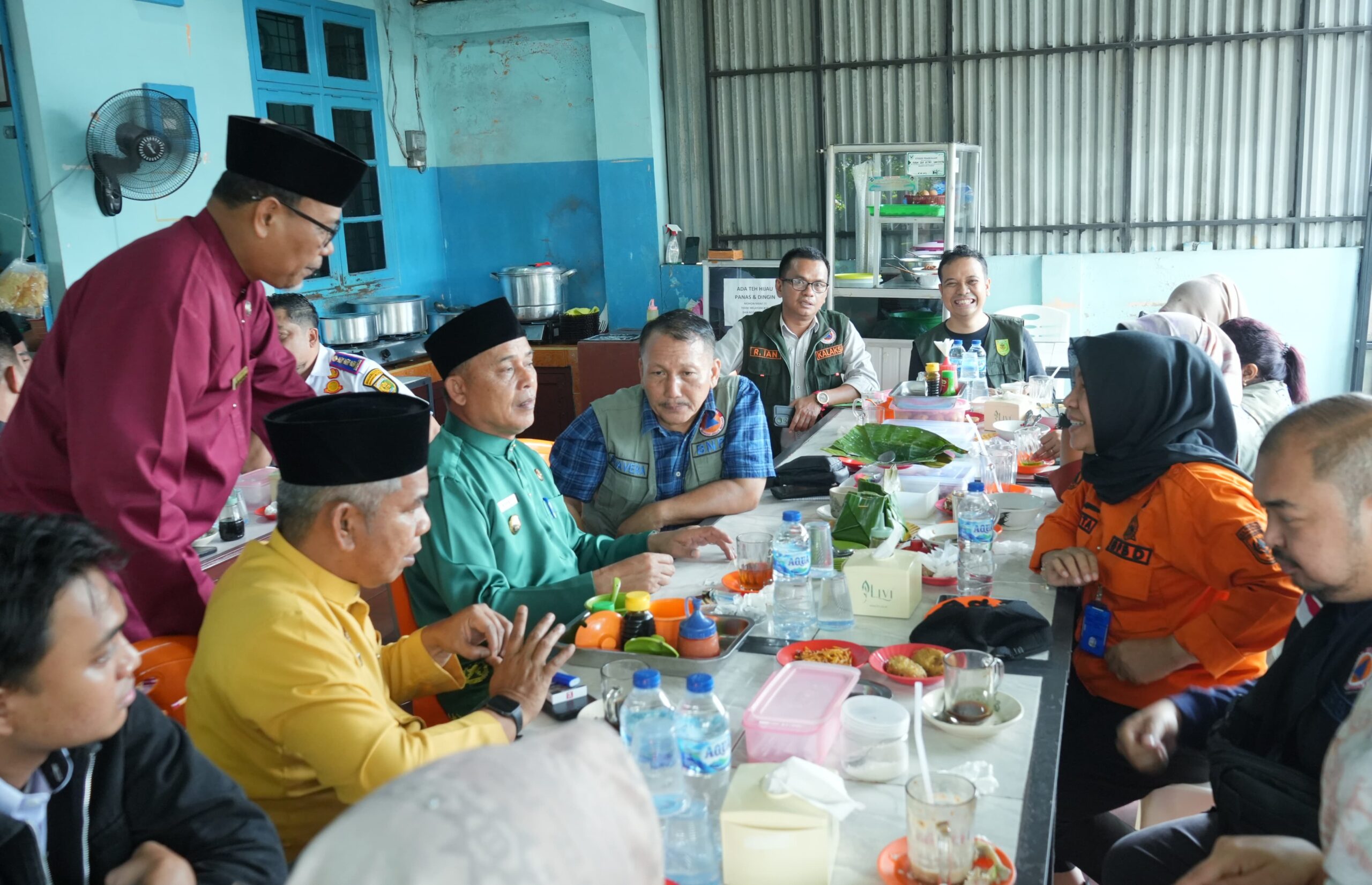 Sambil menikmati jajanan lokal, Bupati Inhil, H. Herman berdiskusi dengan Tim Verifikasi BNPB membahas pembangunan Dermaga Teluk Dalam.