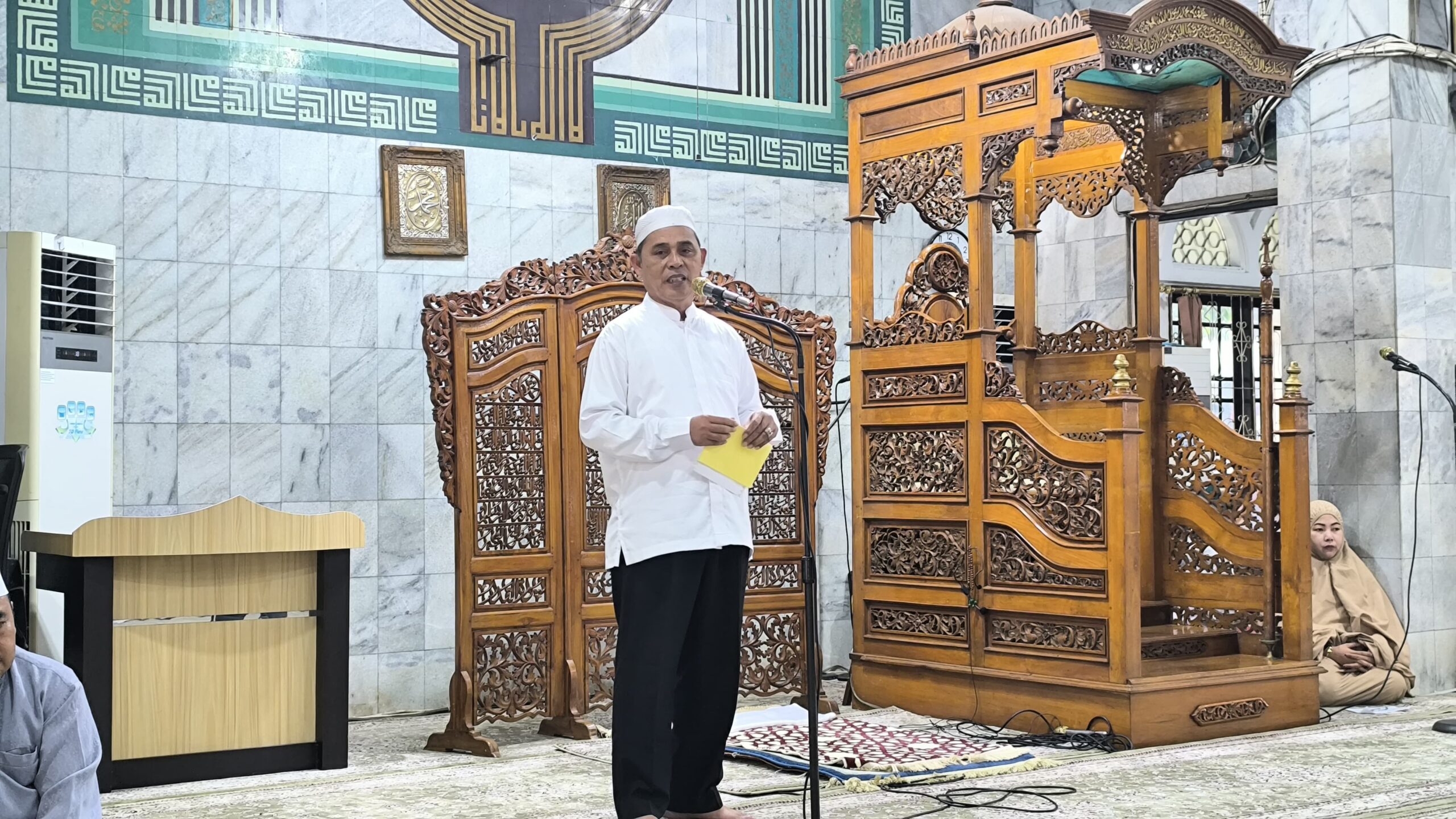 Bupati Indragiri Hilir (Inhil), H. Herman, SE, MT, saat memberikan sambutan dalam acara Pesantren Kilat TP-PKK Kabupaten Indragiri Hilir yang digelar di Masjid Agung Al-Huda Tembilahan, Minggu (9/3/2025).