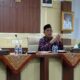 Bupati Indragiri Hilir, H. Herman, SE, MT saat memberikan arahan dalam rapat evaluasi anggaran, Kamis (10/04/2025) di uula lantai 5 Kantor Bupati Inhil.